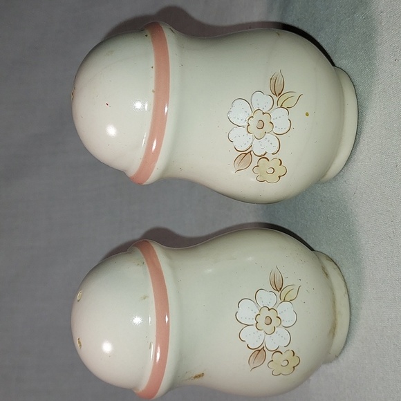Vintage Set of Two Salt & Pepper Shakers - Picture 6 of 9